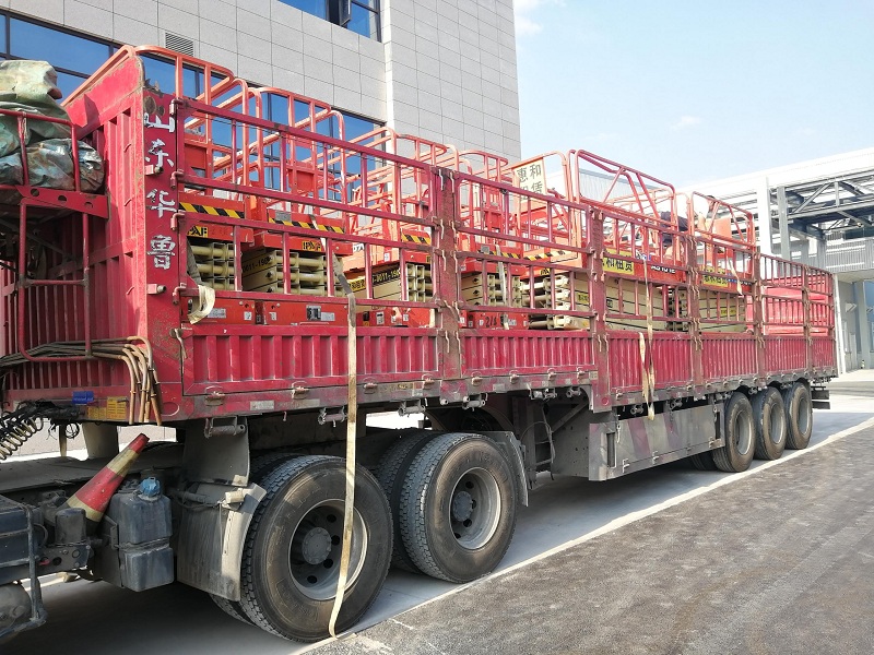 运输中的高空作业车 运输中的高空作业车